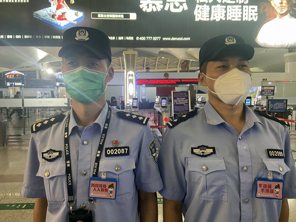 图：机场公安员工佩戴防疫胸卡.jpg