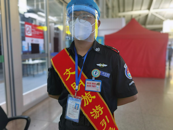 图：机场航站楼入口处引导员工佩戴防疫胸卡.jpg