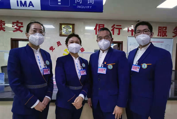 图：机场公司地面服务部货运保障分部一线员工佩戴防疫胸卡.jpg